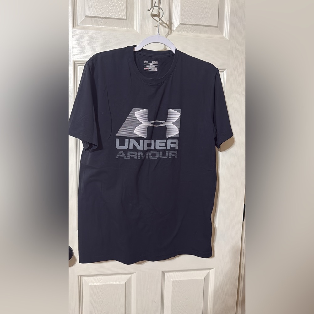 Under Armour Men's Tee in Black and Gray